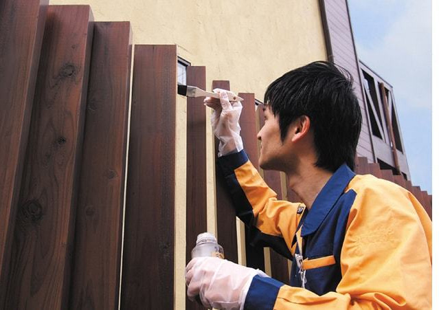 外構商品を補修している様子
