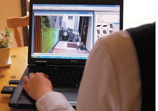 お客様へその場でお庭づくりを提案(PCでの外構背設置シュミュレーション)