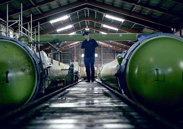 工場で薬剤の注入作業、管理をしている様子