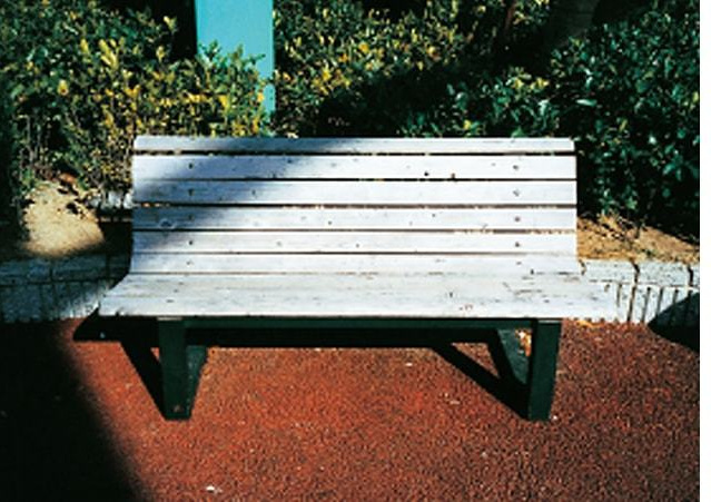 塗装が剥げた木製ベンチ