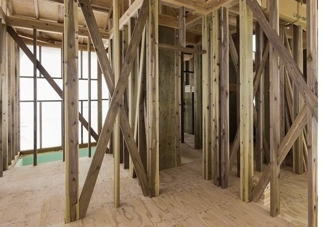 建築途中の写真（１階主要部分に腐らない木を使用）