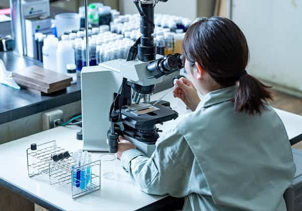 研究室で薬剤を研究している社員