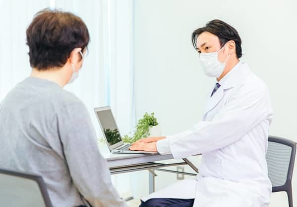健康診断の問診を受けている様子